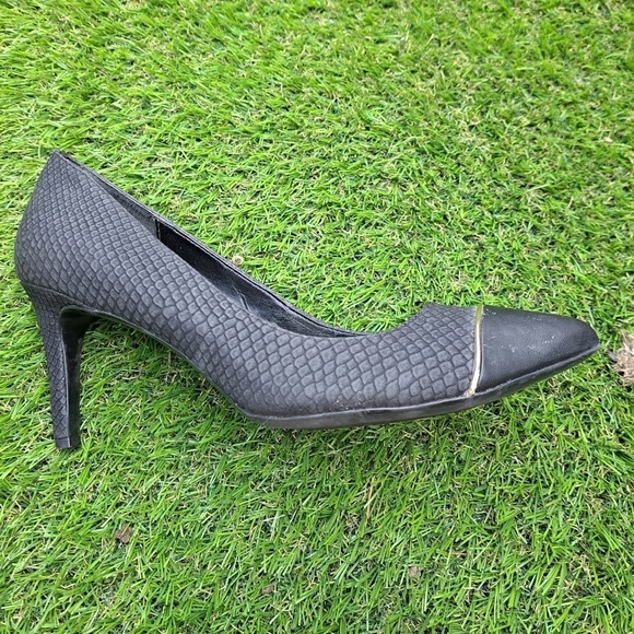 Calvin Klein Belino Black Pointed Toe Slip On Pump Size 7.5 - Picture 5 of 15